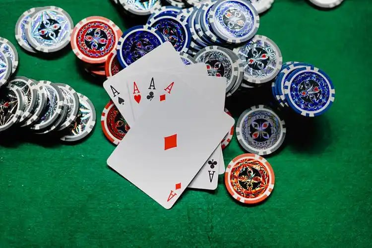 Dealer live casino berinteraksi secara langsung kepada player melalui layar